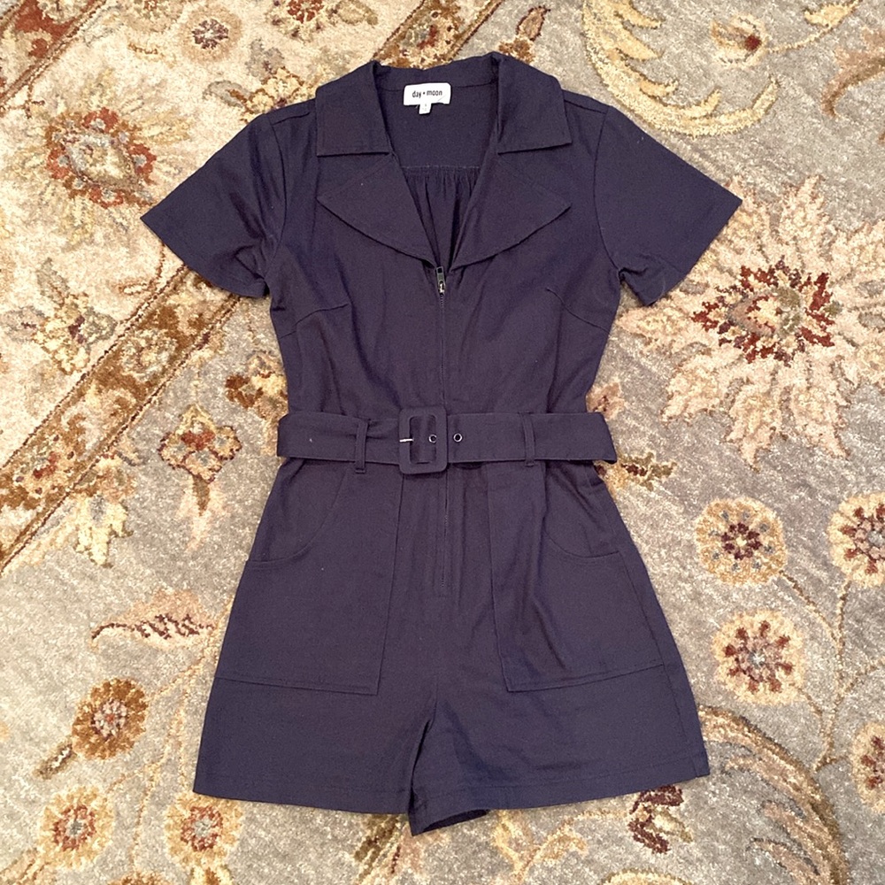 ⭐️ NWOT ⭐️ day + moon navy romper, SMALL